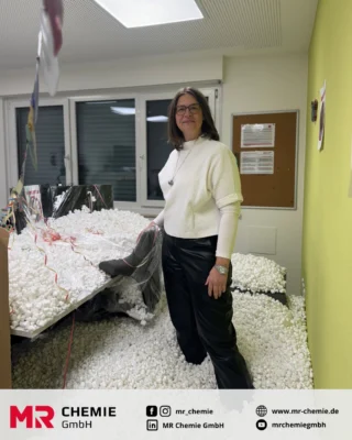 Today is a very special day, as our Managing Director Sandra Jüngling is celebrating her 50th birthday. And of course her team couldn't just let it pass by! With a lot of creativity and a wink, we have transformed her office into a festive surprise - from funny details to small loving gestures to brighten up her day 😉 Whether streamers, balloons or perhaps one or two unexpected decoration ideas - it certainly won't be boring in her office today!

Congratulations, dear Sandra! We wish you a wonderful day full of beautiful moments and a new year full of happiness, health and success.
__________

Heute ist ein ganz besonderer Tag, denn unsere Geschäftsführerin Sandra Jüngling feiert ihren 50. Geburtstag. Und natürlich konnte ihr Team das nicht einfach so vorbeiziehen lassen! Mit viel Kreativität und einem Augenzwinkern haben wir ihr Büro in eine festliche Überraschung verwandelt – über witzige Details bis hin zu kleinen liebevollen Gesten, die ihr den Tag verschönern sollen. 😉 Ob Luftschlangen, Ballons oder vielleicht die eine oder andere unerwartete Deko-Idee – langweilig wird es in ihrem Büro heute sicher nicht!

Herzlichen Glückwunsch, liebe Sandra! Wir wünschen dir einen wunderbaren Tag voller schöner Momente und ein neues Lebensjahr mit viel Glück, Gesundheit und Erfolg.

#happybirthday #50years #teamspirit #birthday #mrchemie